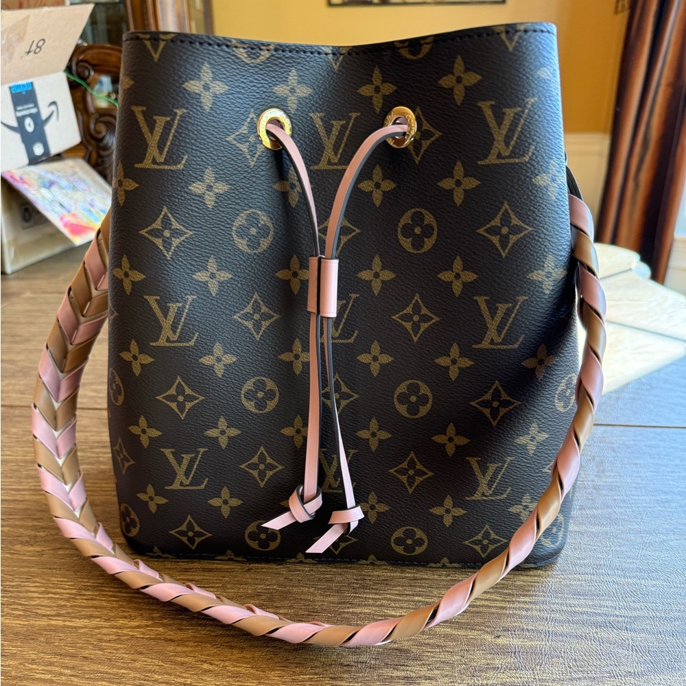 Brand new Louis Vuitton Neonoe with unique strap